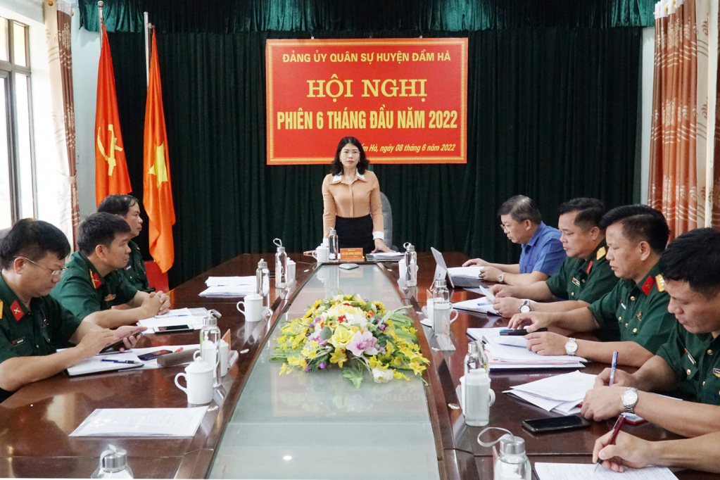 Đồng chí Đỗ Thị Ninh Hường, Tỉnh ủy viên, Bí thư Huyện ủy, Bí thư Đảng ủy Quân sự huyện Đầm Hà, chủ trì Hội nghị Đảng ủy Quân sự huyện Đầm Hà phiên 6 tháng đầu năm 2022.
