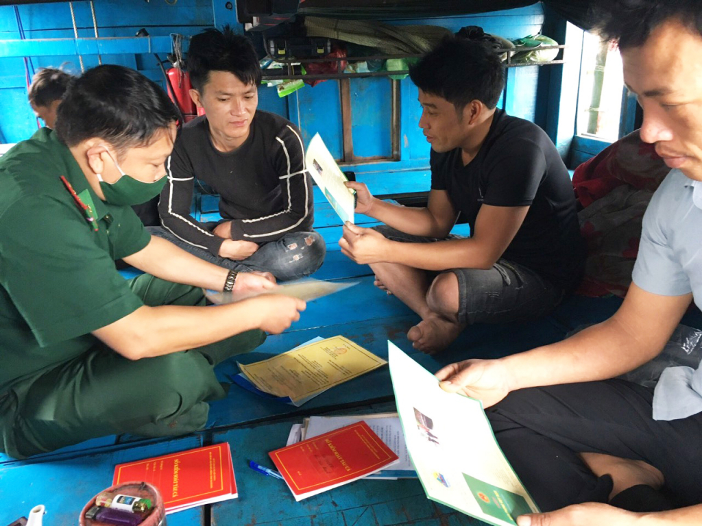 Lực lượng chức năng kiểm tra thực tế kết hợp tuyên truyền cho chủ tàu cá về các quy định chống KTTS bất hợp pháp.