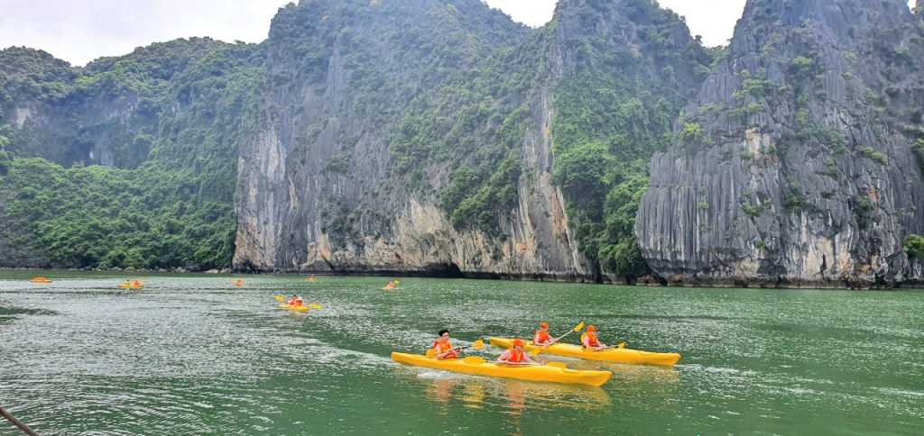 Du khách chèo kayak tham quan khu vực hồ Ba Hầm.