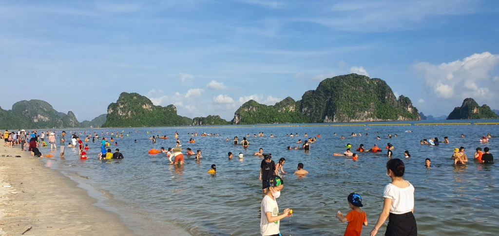 Bãi tắm Hòn Gai luôn đông khách vào các chiều hè.