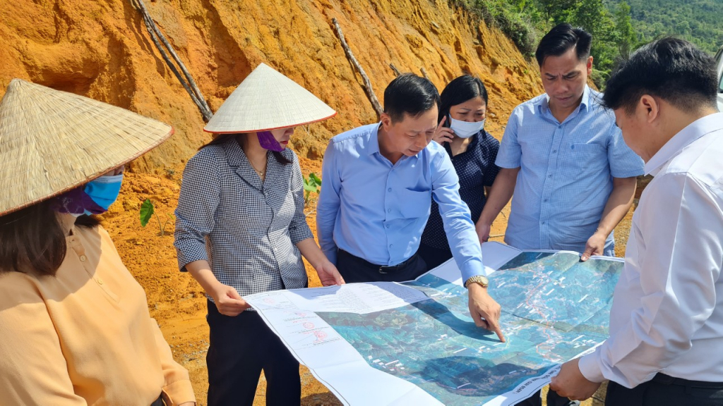 Đồng chí Lê Văn Ánh, Phó Chủ tịch HĐND tỉnh, kiểm tra hiện trạng tuyến đường liên xã Húc Động - Đồng Văn - Cao Ba Lanh kết nối đến Quốc lộ 18C, huyện Bình Liêu vào ngày 17-5-2022. Ảnh: Tôn Vũ