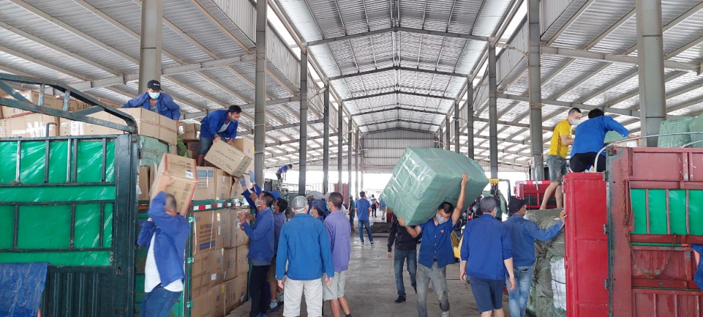 Bốc xếp hàng hóa tại bãi kiểm hóa cầu Bắc Luân 2