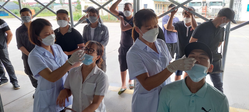 Toàn bộ người ra/vào khu vực cửa khẩu, lối mở trên địa bàn TP Móng Cái đều phải test nhanh Covid-19.
