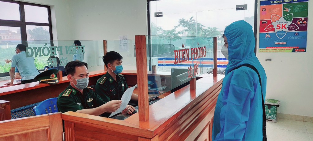 Lực lượng chức năng làm thủ tục XNC cho lái xe tại Lối mở cầu phao tạm Km3+4 Hải Yên