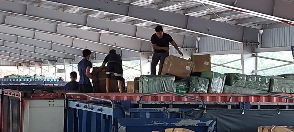 Bốc xếp hàng hóa tại bãi kiểm hóa Lối mở cầu phao tạm Km3+4 Hải Yên.