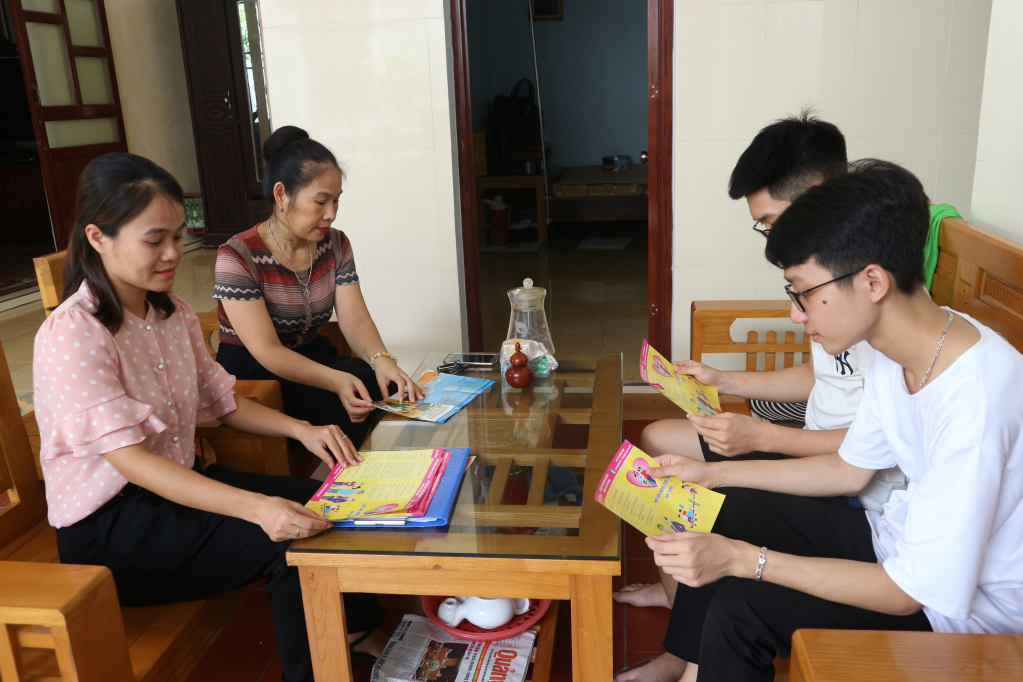 Các CLB sức khỏe tiền hôn nhân đã phát huy hiệu quả rõ rệt ở các địa phương trong tỉnh. (Trong ảnh: Cán bộ dân số của Phòng Dân số - Trung tâm Y tế TX Quảng Yên tư vấn về sức khỏe tiền hôn nhân cho đối tượng vị thành niên trên địa bàn).