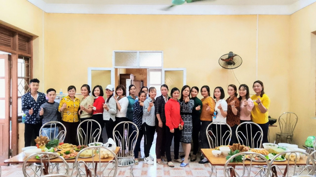 Trung tâm Giáo dục nghề nghiệp và Giáo dục thường xuyên Thành phố Hạ Long tổ chức dạy nghề chế biến món ăn và phục vụ cho lao động nông thôn xã Đồng Lâm, TP Hạ Long.