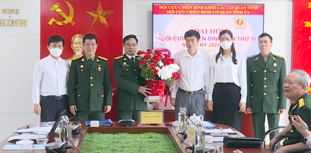 Đại diện các ban, ngành tỉnh tặng hoa, chúc mừng BCH Hội CCB cơ quan Tỉnh ủy khóa IV, nhiệm kỳ 2022-2027 ra mắt tại Đại hội.