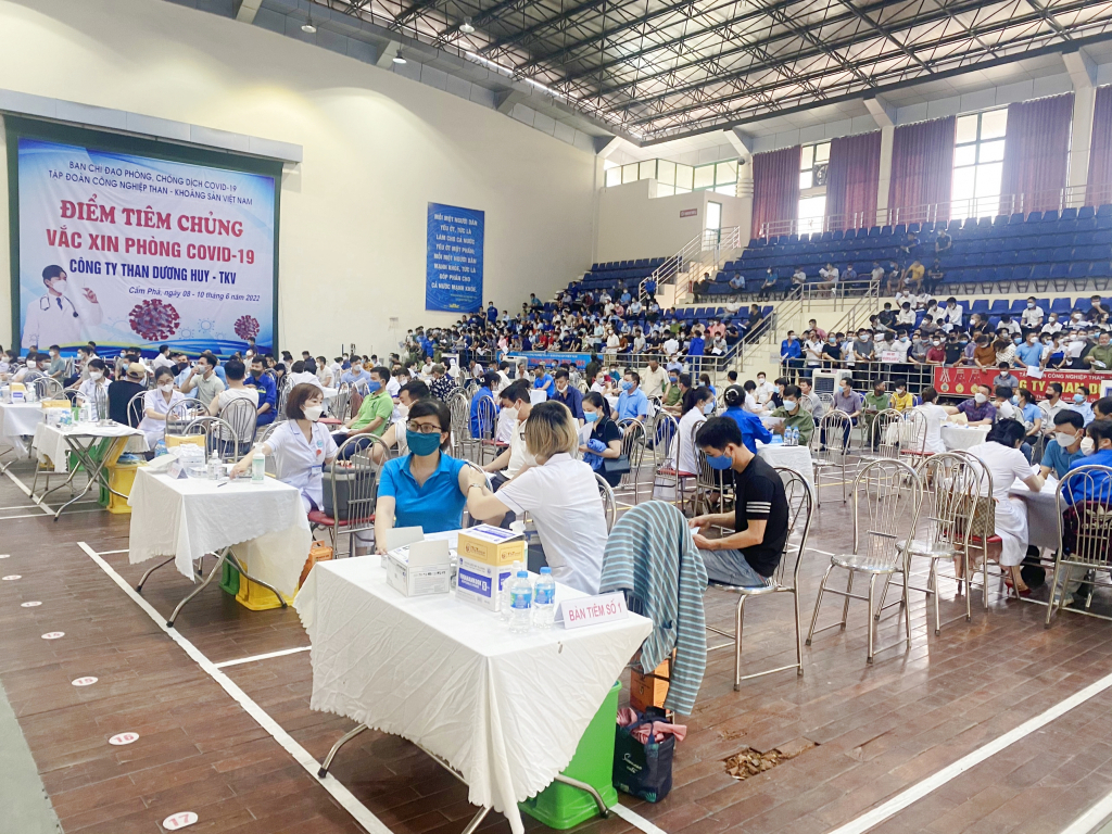 Quảng Ninh là một trong những địa phương trong nước sớm triển khai tiêm vắc-xin phòng Covid-19 mũi 4 cho người dân.