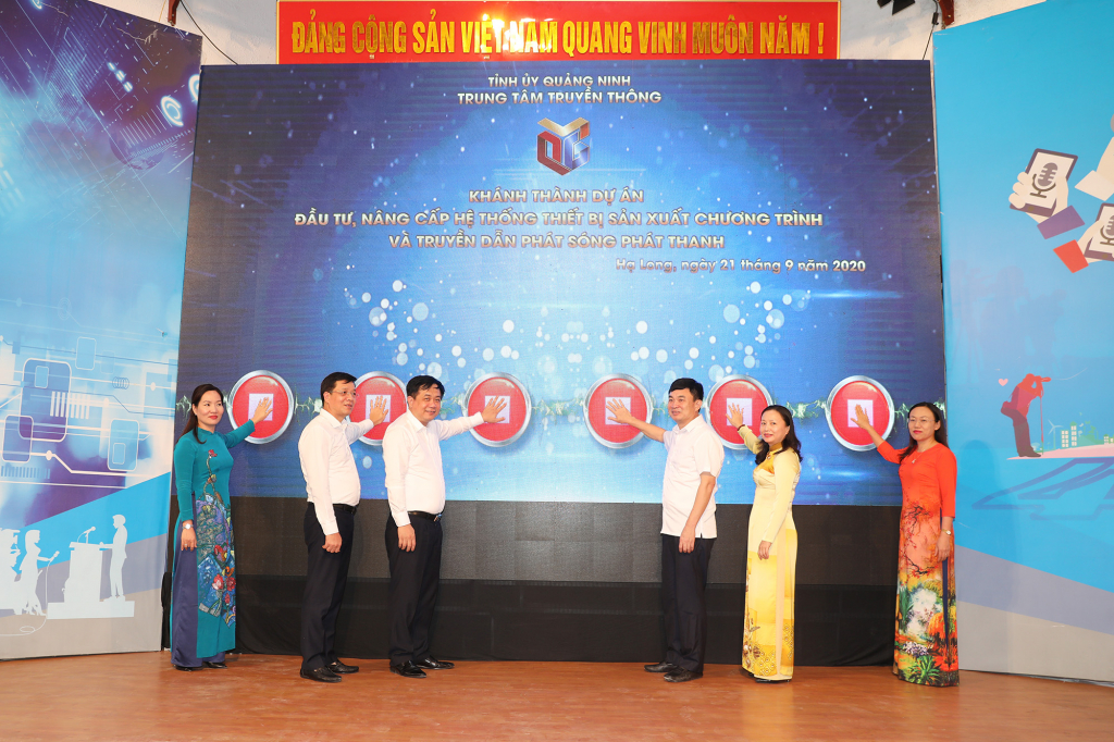 Đại biểu bấm nút khánh thành và đưa vào khai thác công trình Đầu tư nâng cấp hệ thống thiết bị sản xuất chương trình và truyền dẫn phát sóng phát thanh-Đỗ Phương