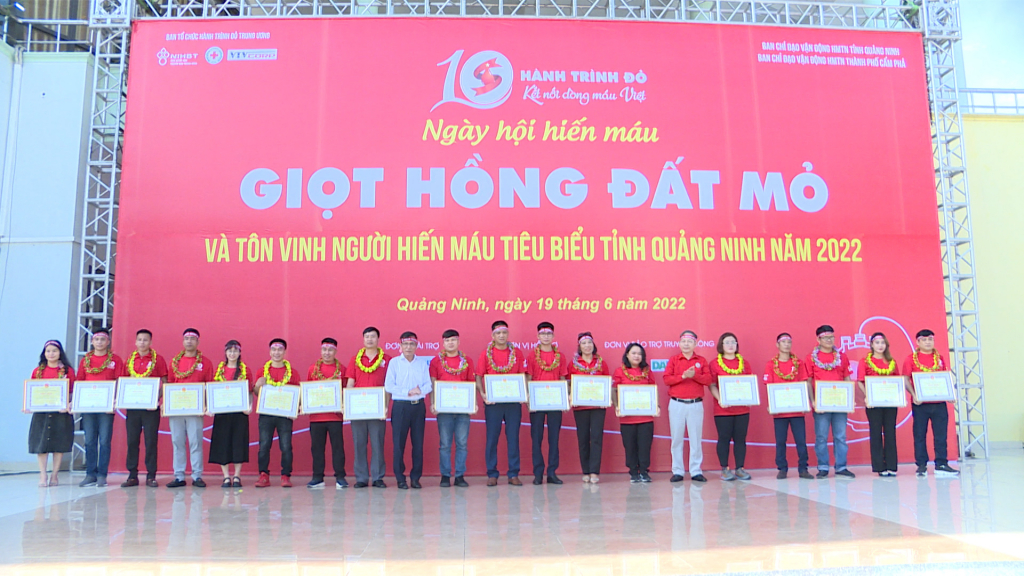 Tuyên dương 19 cá nhân hiến máu tiêu biểu năm 2022.