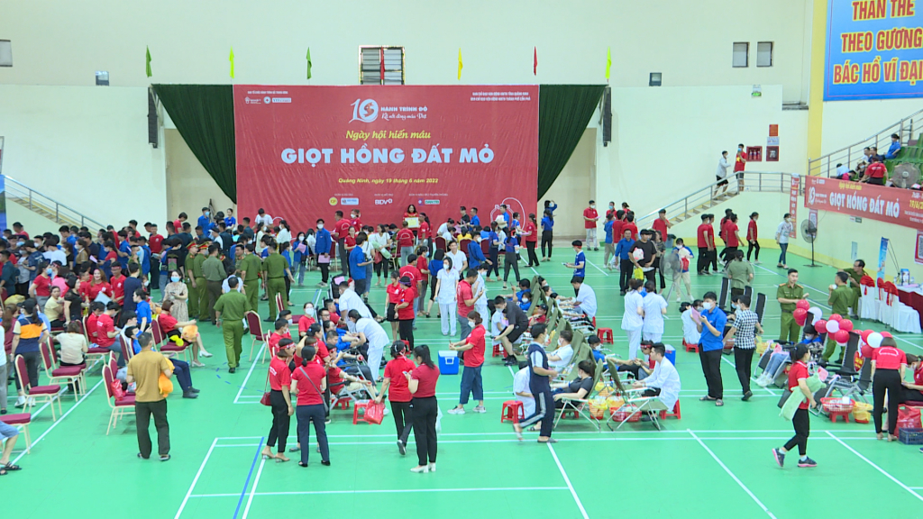 Đông đảo người dân tham gia hiến máu tình nguyện.