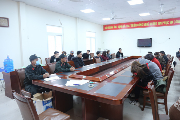 Các đối tượng trong vụ tổ chức sử dụng ma túy trái phép tại New Hạ Long Club sau khi được đưa về Cơ quan Công an.