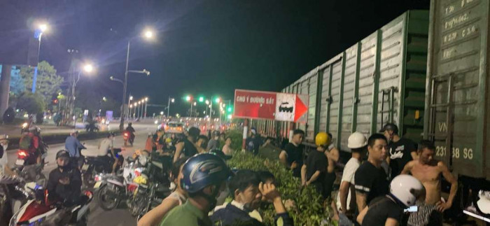 Băng qua đường sắt, người đàn ông bị tàu hàng tông nguy kịch ở Huế 1