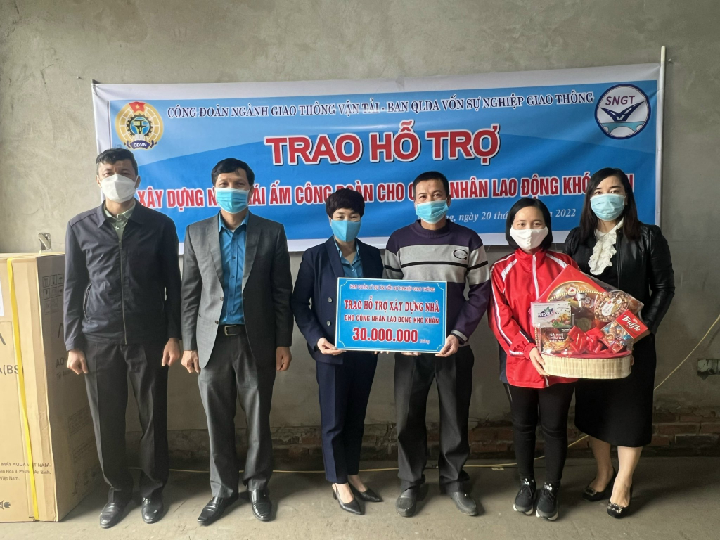 Nhiều bản thỏa ước lao động tập thể đã đem lại lợi ích cho người lao động hơn so với quy định của luật. (Các cấp công đoàn ngành GTVT trao hỗ trợ Mái ấm công đoàn cho đoàn viên có hoàn cảnh khó khăn về nhà ở).