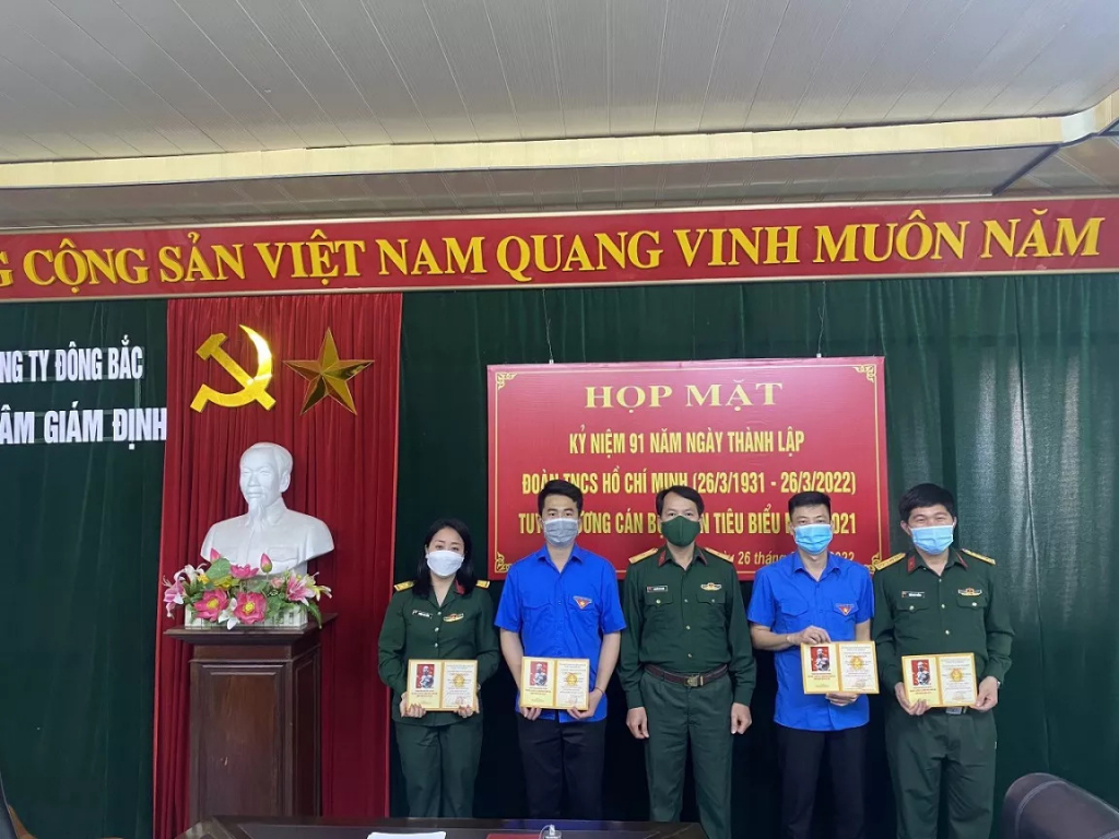 Trung tâm Giám định trao tặng danh hiệu “Thanh niên tiên tiến làm theo lời Bác xứng danh Bộ đội Cụ Hồ” năm 2021 cho ĐVTN đơn vị
