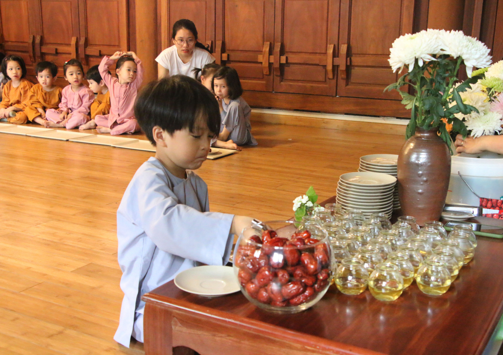 ọc sinh Trường Mầm non My Montessori tham gia hoạt động thưởng trà chiều tại Yên Tử.