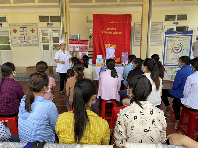 Hội KHHGĐ tỉnh tổ chức truyền thông chăm sóc sức khỏe sinh sản, KHHGĐ cho phụ nữ trên địa bàn xã Quảng An, huyện Đầm Hà.