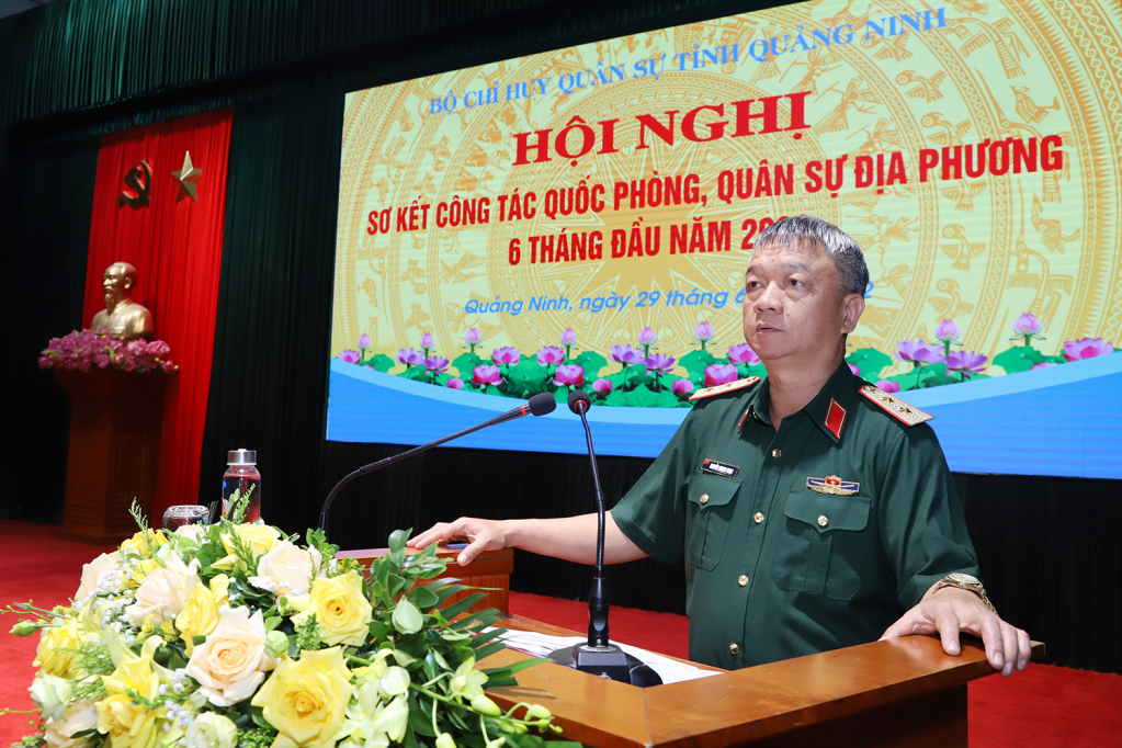 Trung tướng Nguyễn Quang Ngọc, Ủy viên Trung ương Đảng, Tư lệnh Quân khu Phát biểu chỉ đạo tại hội nghị.