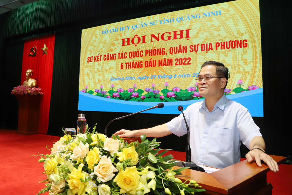 Đồng chí Bùi Văn Khắng, Phó Chủ tịch UBND tỉnh Quảng Ninh, phát biểu tại hội nghị.