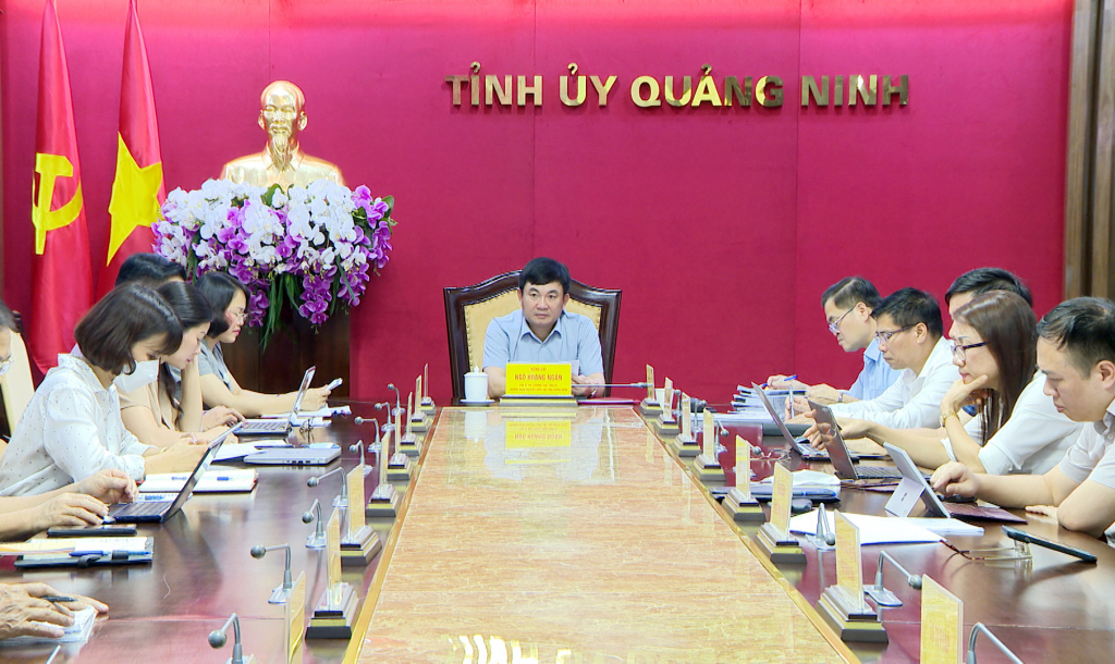 Đồng chí Ngô Hoàng Ngân, Phó Bí thư Thường trực Tỉnh ủy, Trưởng Đoàn ĐBQH tỉnh cùng các đại biểu dự tại điểm cầu Quảng Ninh.