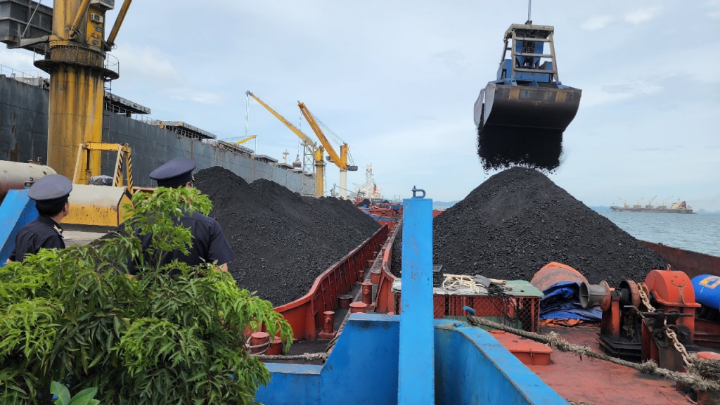 Bốc rót than nhập khẩu tại điểm chuyển tải Con Ong, TP Cẩm Phả.