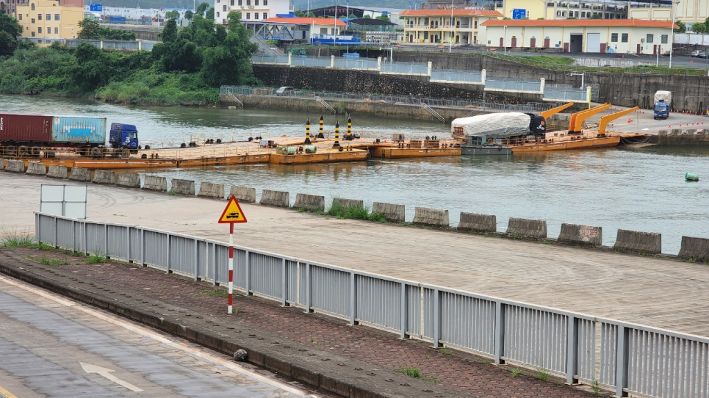 Thông quan hàng hóa qua Lối mở cầu phao tạm Km3+4 Hải Yên.