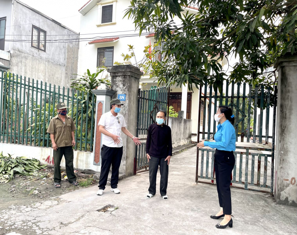Ông Hồng đi vận động người dân tháo dỡ công trình, hiến đất làm đường.