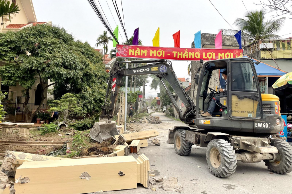 Sau khi được người dân đồng thuận, máy móc được đưa vào để chuẩn bị làm đường mới.