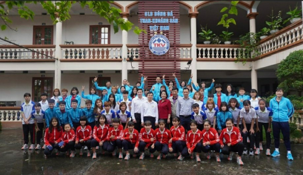 Lễ xuất quân mùa giải 2022 của đội nữ TKSVN (ngoài 9 HLV, VĐV trong đội tuyển quốc gia, TKSVN còn có 10 HLV, VĐV trong đội tuyển U18 quốc gia)