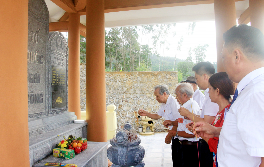 Cán bộ, đảng viên khu phố 6, thị trấn Cái Rồng (Vân Đồn) thắp hương Đài tưởng niệm các Anh hùng liệt sĩ, báo công trước thềm đại hội chi bộ nhiệm kỳ 2022-2025.