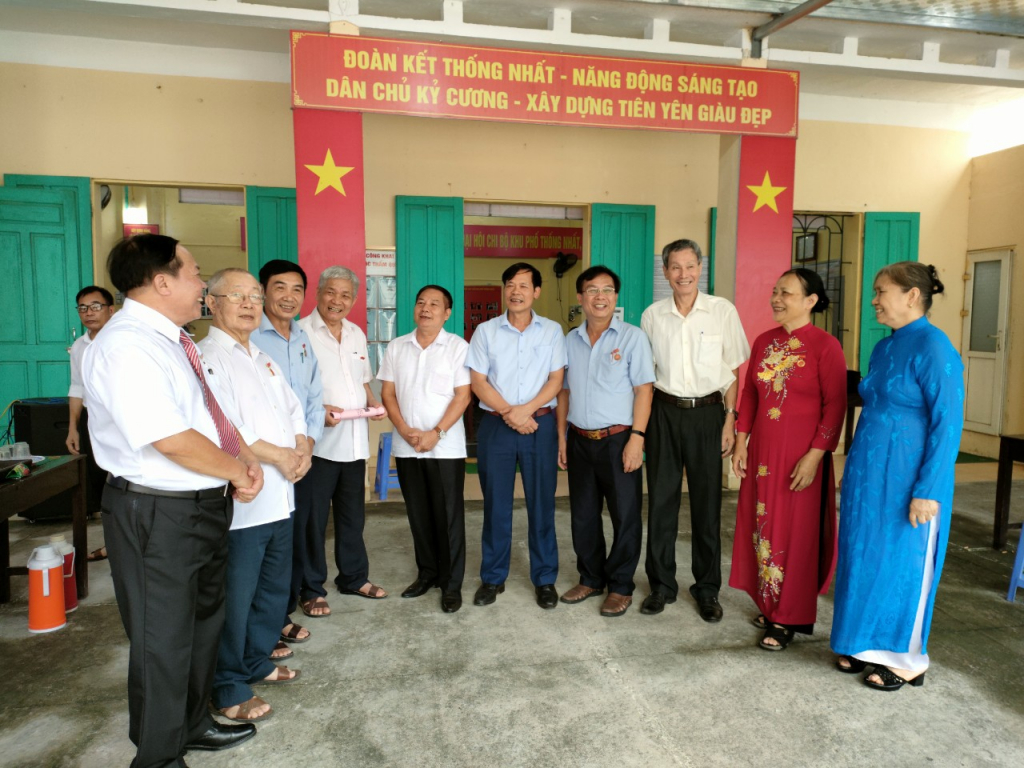 Đồng chí Hoàng Văn Sinh, Phó Bí thư Huyện ủy, Chủ tịch HĐND ( đứng thứ 6 từ trái sang), trò chuyện với đảng viên chi bộ Thống Nhất