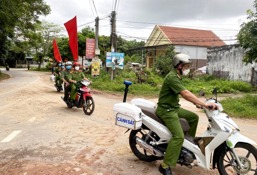 Công an huyện Đầm Hà tuần tra, kiểm soát tại địa bàn dân cư.