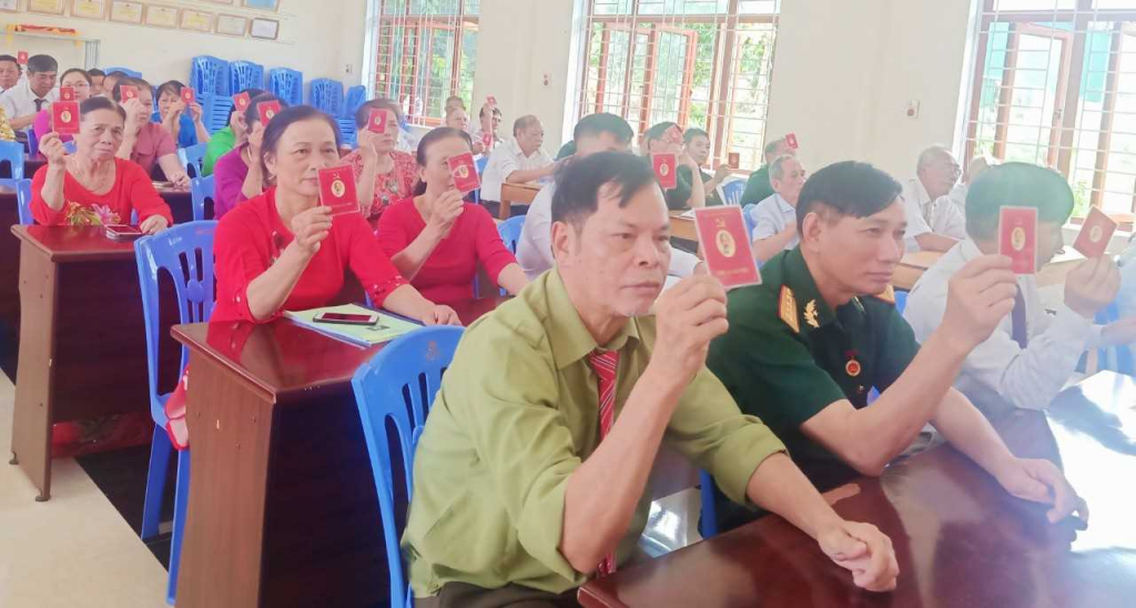Đảng viên chi bộ Khu phố 2, thị trấn Ba Chẽ biểu quyết tại đại hội.