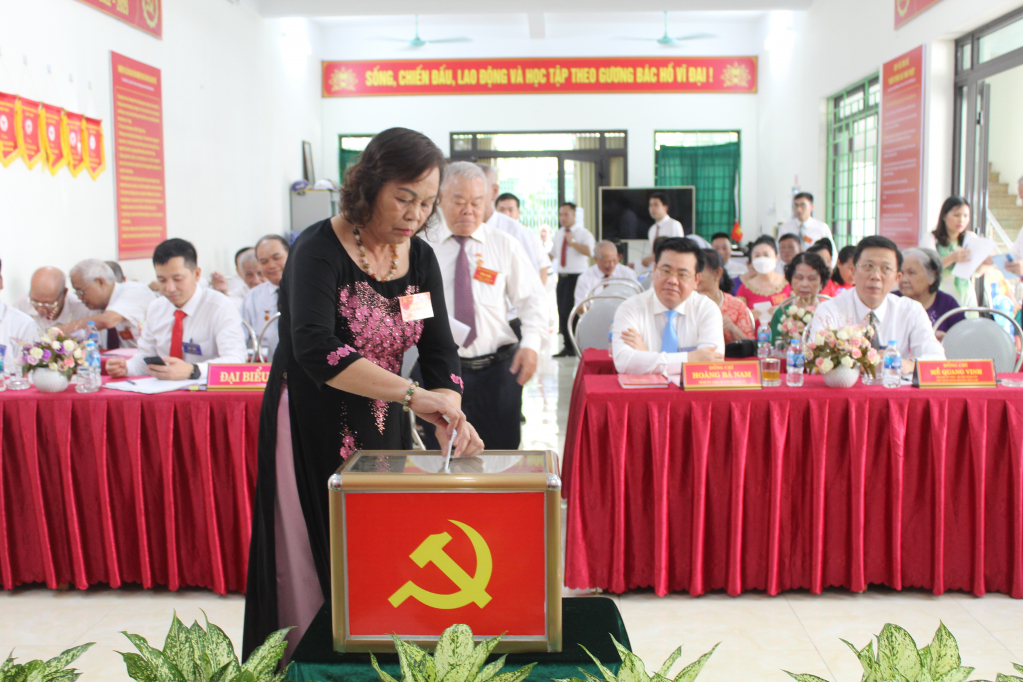 Bỏ phiếu bầu Ban Chi ủy ở Đại hội Chi bộ Khu phố I Phường Hòa Lạc Móng Cái.