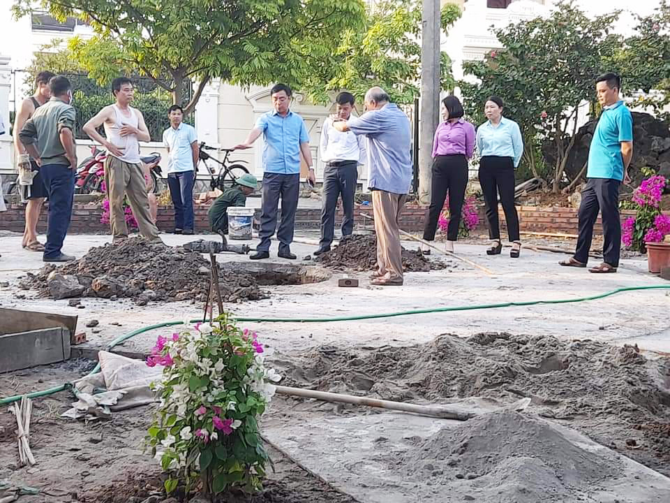 Người dân khu 3, phường Quang Trung trồng hoa, cây cảnh tại khuôn viên mới hình thành.