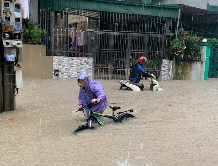 Mưa lớn khiến các phương tiện di chuyển khó khăn. 