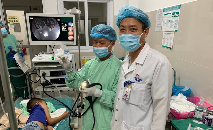 Cháu bé nhập viện vì nuốt bu lông xe máy vào bụng - Ảnh 1. Cháu bé nhập viện vì nuốt bu lông xe máy vào bụng - Ảnh 1.