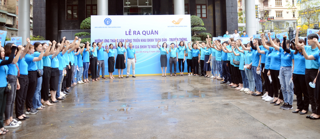 BHXH tỉnh và Bưu điện tỉnh tổ chức lễ ra quân hưởng ứng Tháng vận động triển khai BHXH toàn dân. Ảnh: Dương Trường