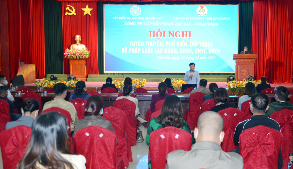Cán bộ BHXH tỉnh trả lời giải đáp thắc mắc của đại biểu tại hội nghị tuyên truyền, phổ biến, đối thoại pháp luật lao động, BHXH, BHYT, BHTN tại Công ty CP than Cọc Sáu. Ảnh: Dương trường