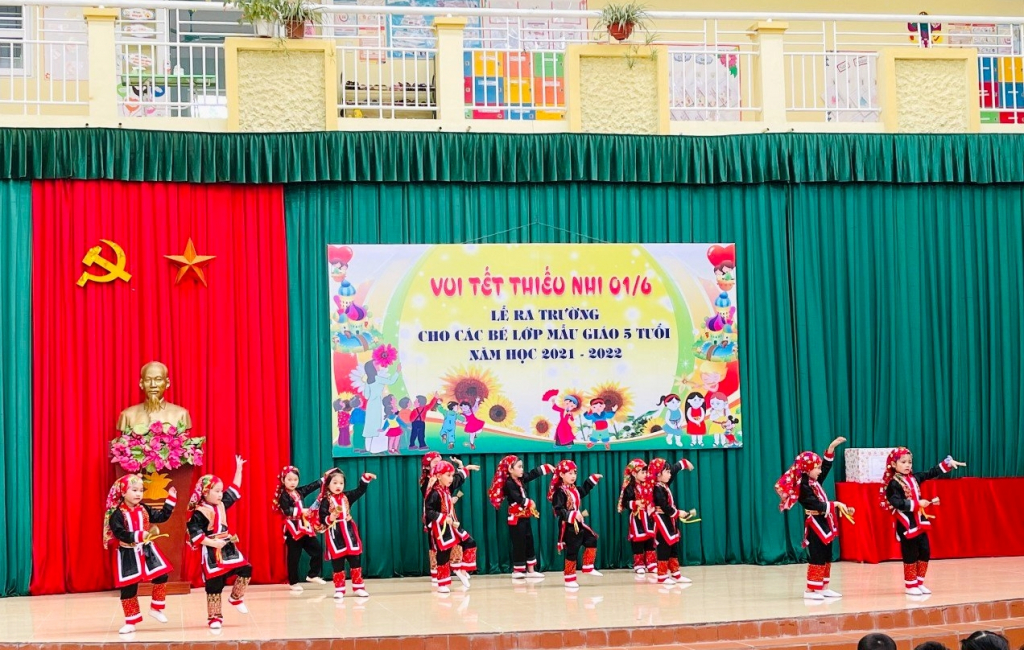 Trẻ em thị trấn Bình Liêu được học tập trong trường mầm non có tổng kinh phí đầu tư xây dựng gần 19 tỷ đồng, trong đó gần 15 tỷ đồng do Tập đoàn Công nghiệp Than - Khoáng sản Việt Nam hỗ trợ.