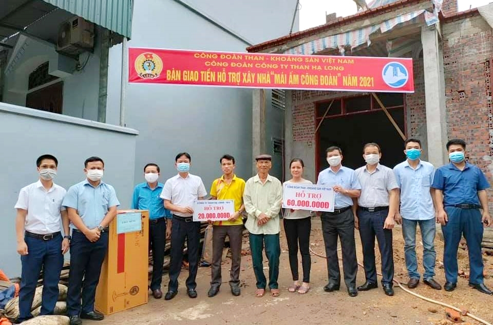 Đại diện lãnh đạo, Công đoàn và Đoàn Thanh niên Công ty than Hạ Long trao hỗ trợ xây nhà