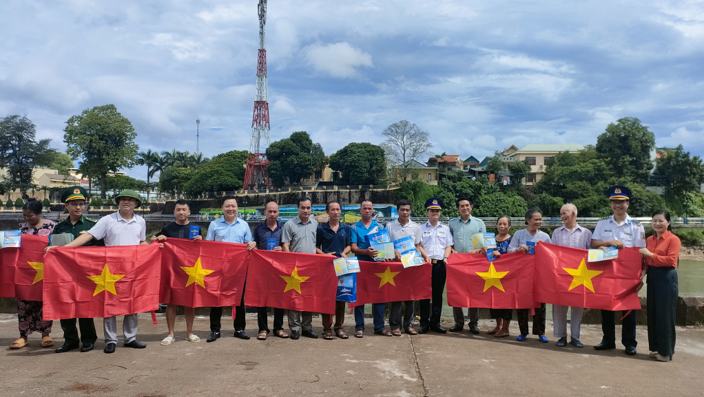 Trao tặng cờ Tổ quốc, tuyên truyền Luật Cảnh sát biển cho ngư dân xã Tiên Lãng