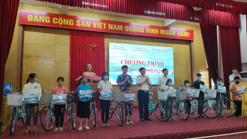 Trao tặng xe đạp cho các em học sinh khó khăn vươn lên trong học tập.