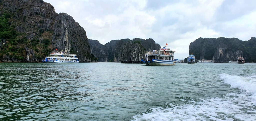Các con tàu nối đuôi nhau đưa khách tham quan đi qua khu vực hòn Đỉnh Hương trên Vịnh Hạ Long, ngày 22/5/2022.