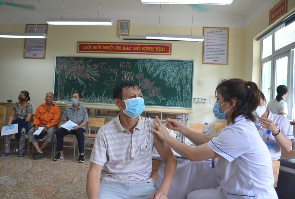 Tiêm mũi 4 vắc-xin phòng Covid-19 cho người dân tại điểm tiêm Trường THCS Trần Quốc Toản (TP Hạ Long).