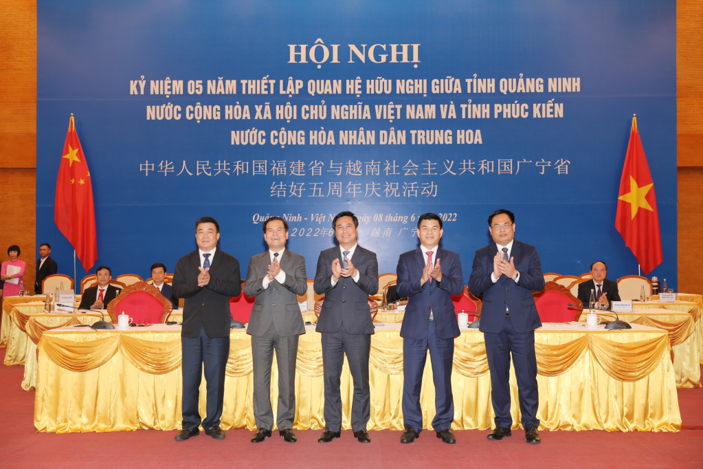 Các đồng chí đoàn đại biểu tỉnh Quảng Ninh (Việt Nam) thống nhất nội dung hợp tác với tỉnh Phúc Kiến (Trung Quốc) ngày 8/6/2022.