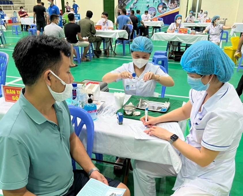 Tiếp vắc xin phòng Covid-19 mũi tăng cường, nhắc lại là biện pháp hữu hiệu để củng cố miễn dịch cộng đồng.