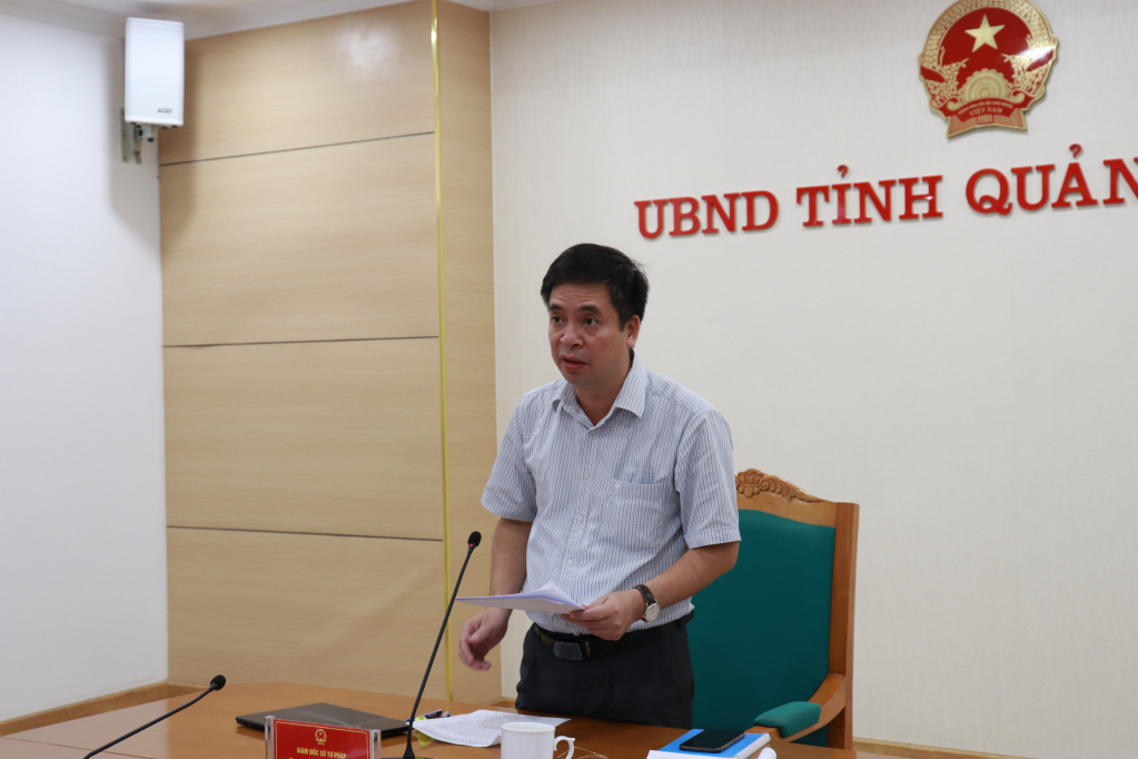 Giám đốc Sở Tư pháp đọc báo cáo chuyên đề.