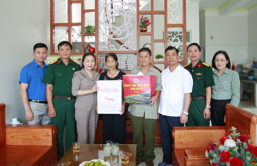 Đồng chí Vi Ngọc Bích, Ủy viên BTV Tỉnh ủy, Phó Chủ tịch Thường trực HĐND tỉnh, thăm, tặng quà gia đình bệnh binh hạng 2/3 Lê Sao Tài, thôn Xóm Nương, xã Tiên Lãng, huyện Tiên Yên.